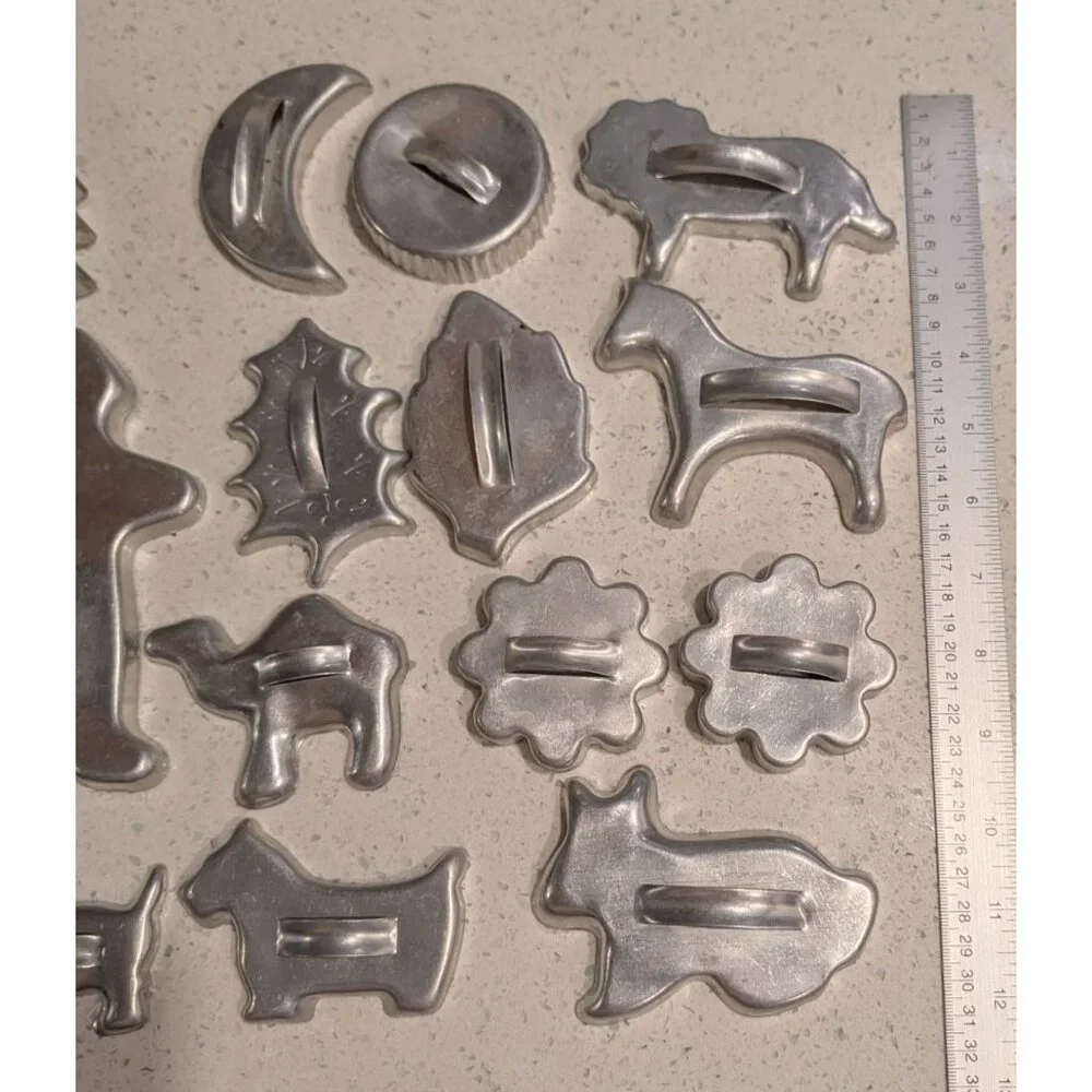 Vintage 1950s Assorted Metal Cookie Cutters Set Of 19 - Picture 7 of 16